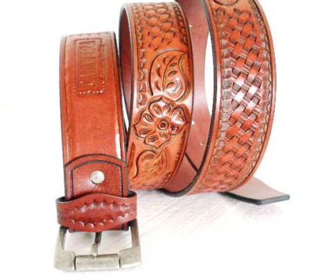 Kožený opasek zdobený basketem a vyřězávaný malým motivem květiny. Třikrát barvený a dvakrát lakovaný.